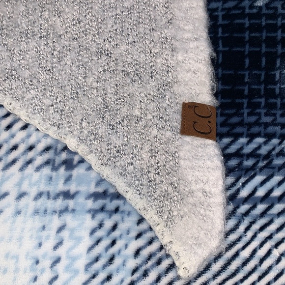 Cozy CC Exclusives shawl, silver grey - Picture 2 of 4